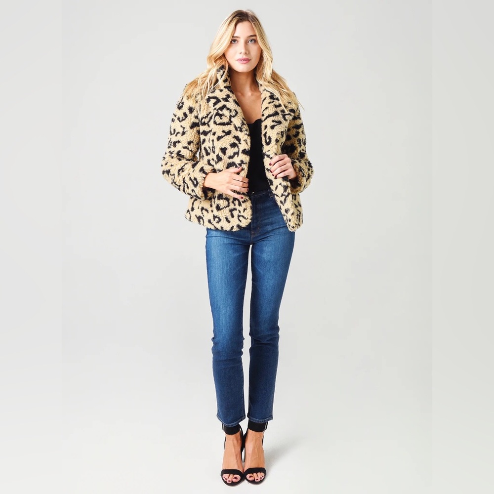 Women’s size XS, Dylan Wylder Leopard Sherpa Jacket. Super cute, warm and fuzzy!